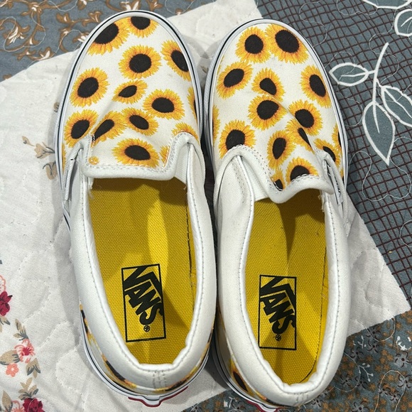 NEW Vans Unisex Youth Classic Slip On Skate Shoes Sunflower  1.00 US Kids - Picture 1 of 5